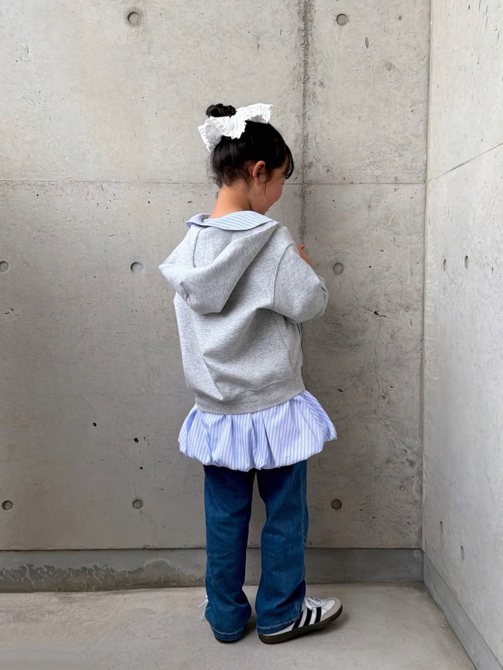 ブルー系のシャツ/ブラウス、ブルー系のデニムパンツ、ホワイト系のスニーカーを着用したキッズの春コーディネートの3枚目の写真