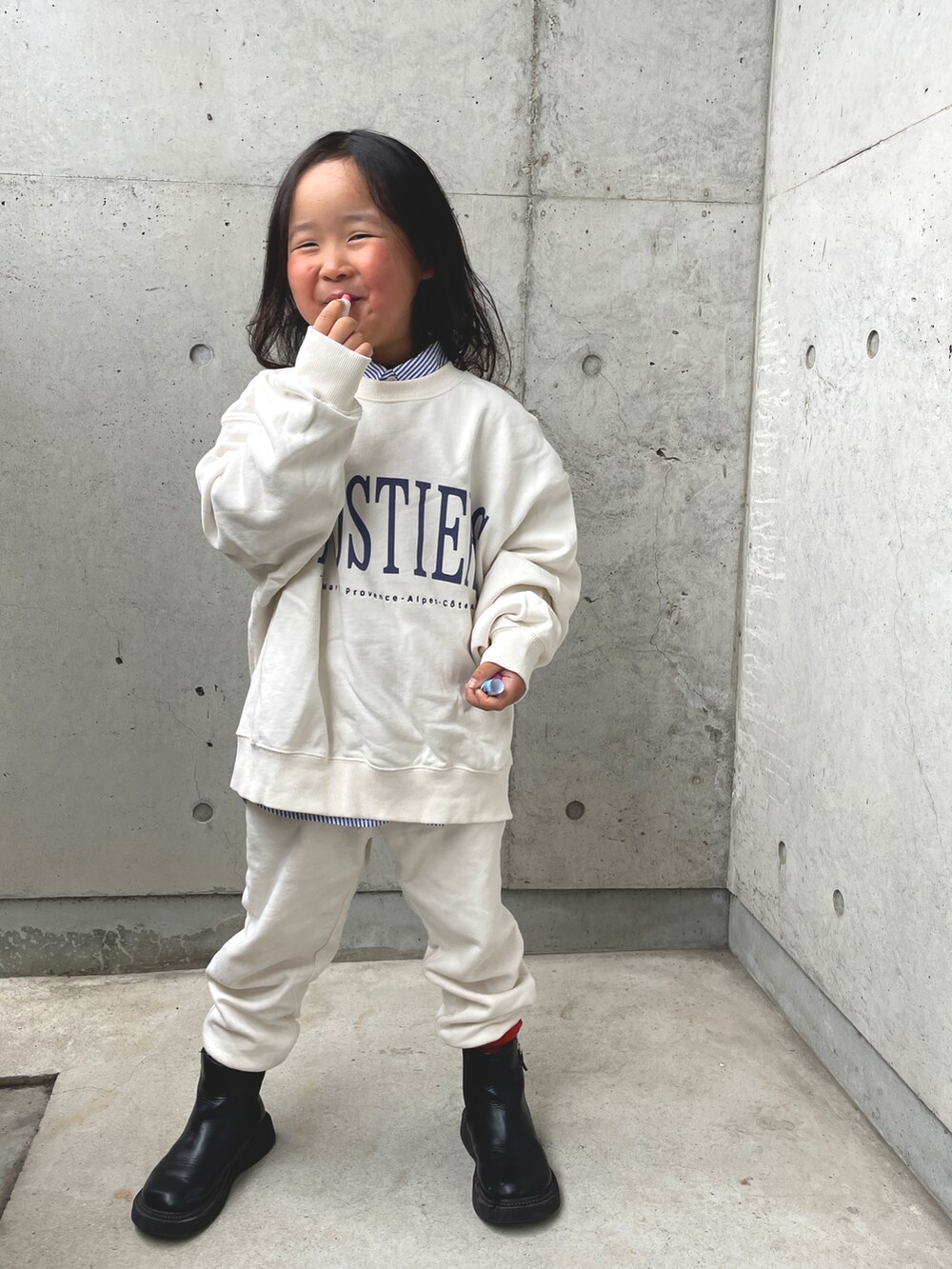 ブラック系のブーツ、ホワイト系のスウェット、ホワイト系のその他パンツを着用したキッズの春コーディネートの3枚目の写真