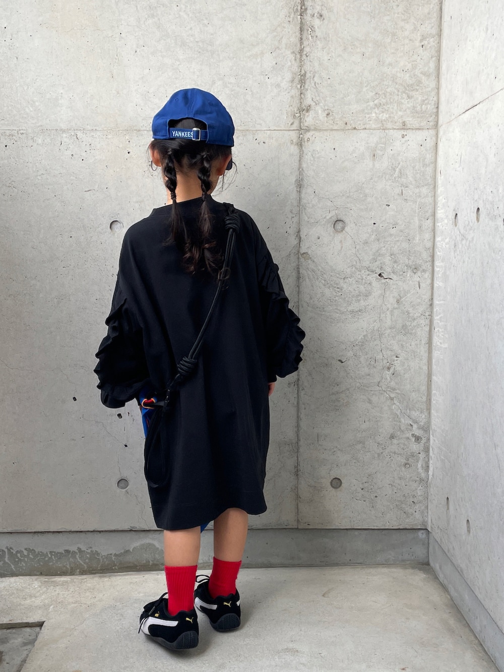 ブルー系のエコバッグ/サブバッグ、ブラック系のエコバッグ/サブバッグ、ブラック系のスニーカーを着用したキッズの春コーディネートの5枚目の写真