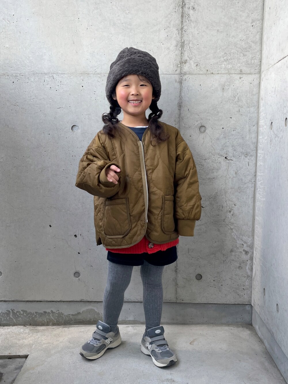 「キルティング、ブルゾン、スウェット、コーデュロイパンツ、タイツ、スニーカー、レイヤードスタイル、キッズコーデ、女の子、フリース、冬コーデ、ジップアップ、カーディガン、キルティングジャケット」｜「LOWRYS FARMのキルティングブルゾン　116763（ダウンジャケット/コート、ブラウン系）」を使った、ioooさん（キッズ・110cm）の冬コーディネートの5枚目の写真