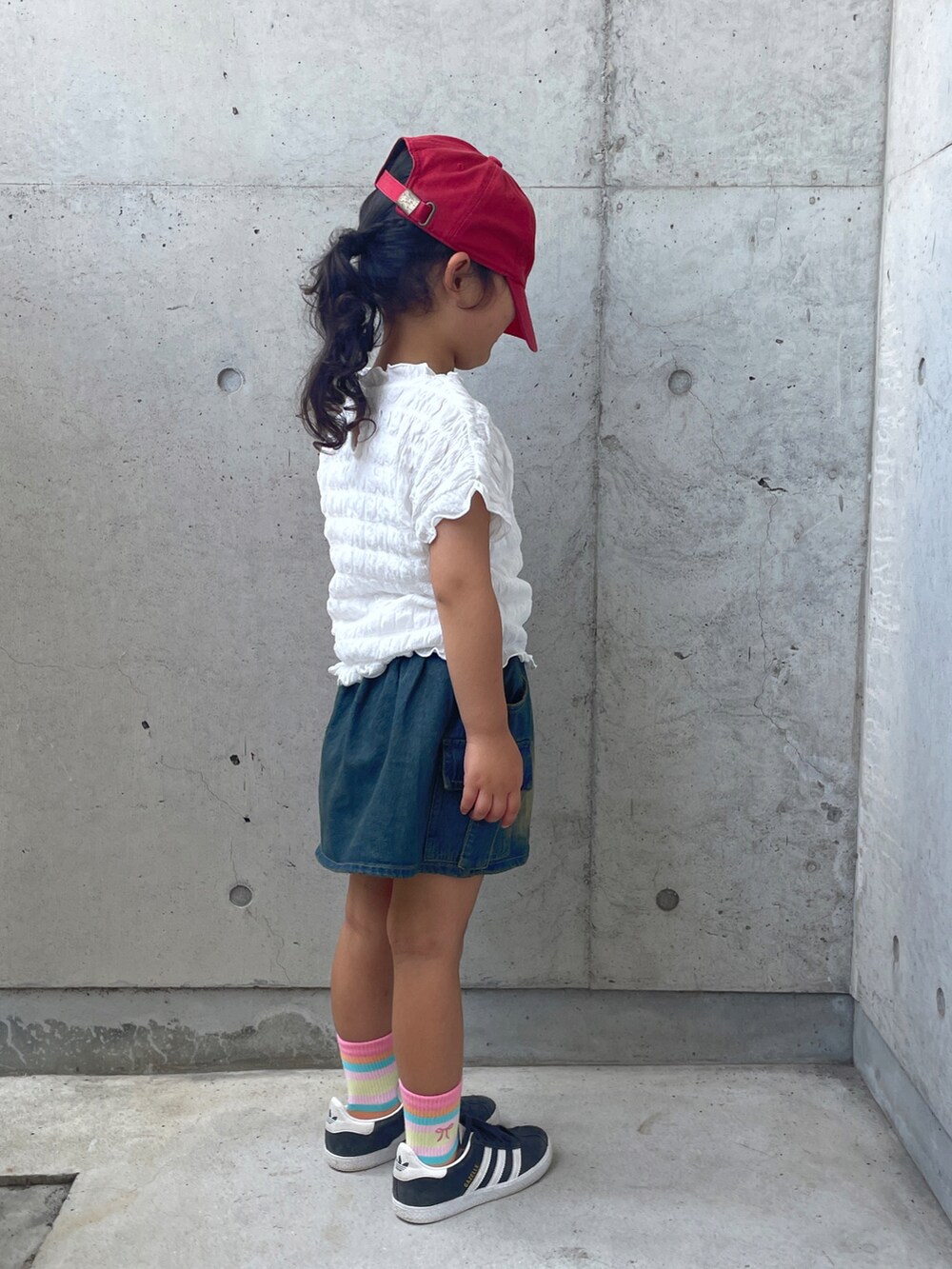 ホワイト系のシャツ/ブラウス、ブルー系のスカート、ブラック系のスニーカーを着用したキッズの夏コーディネートの5枚目の写真