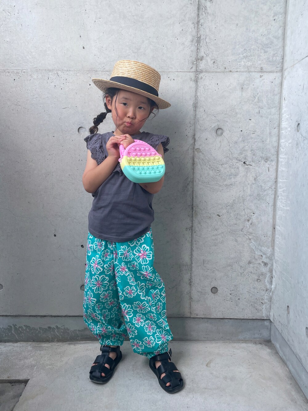 グレー系のTシャツ/カットソー、グリーン系のその他パンツ、ブラック系のサンダルを着用したキッズの春コーディネートの4枚目の写真