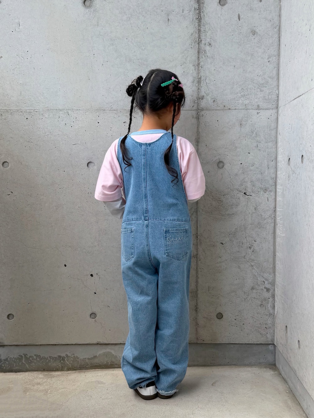 ホワイト系のTシャツ/カットソー、ブルー系のサロペット/オーバーオール、ホワイト系のスニーカーを着用したキッズの春コーディネートの4枚目の写真