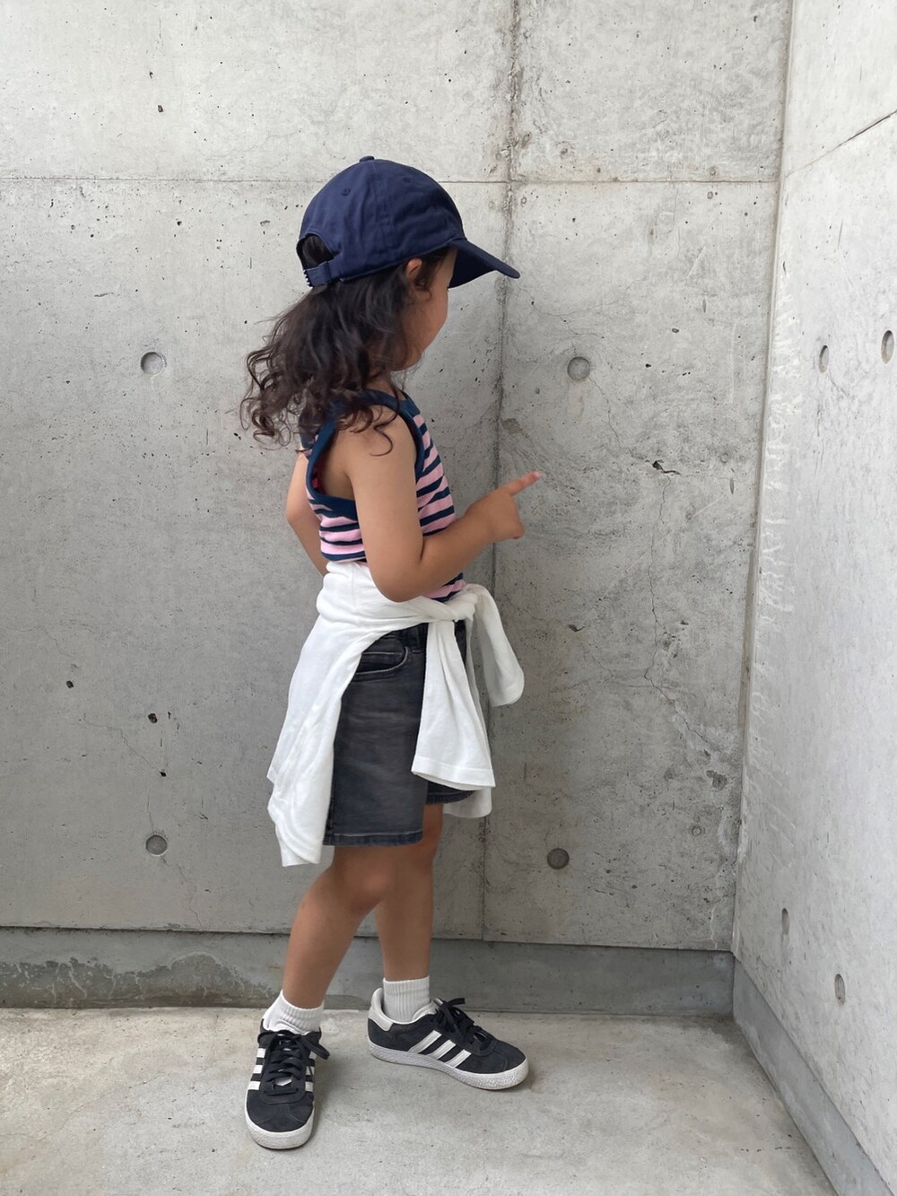 ブルー系のタンクトップ、ホワイト系のTシャツ/カットソー、グレー系のパンツを着用したキッズの夏コーディネートの3枚目の写真