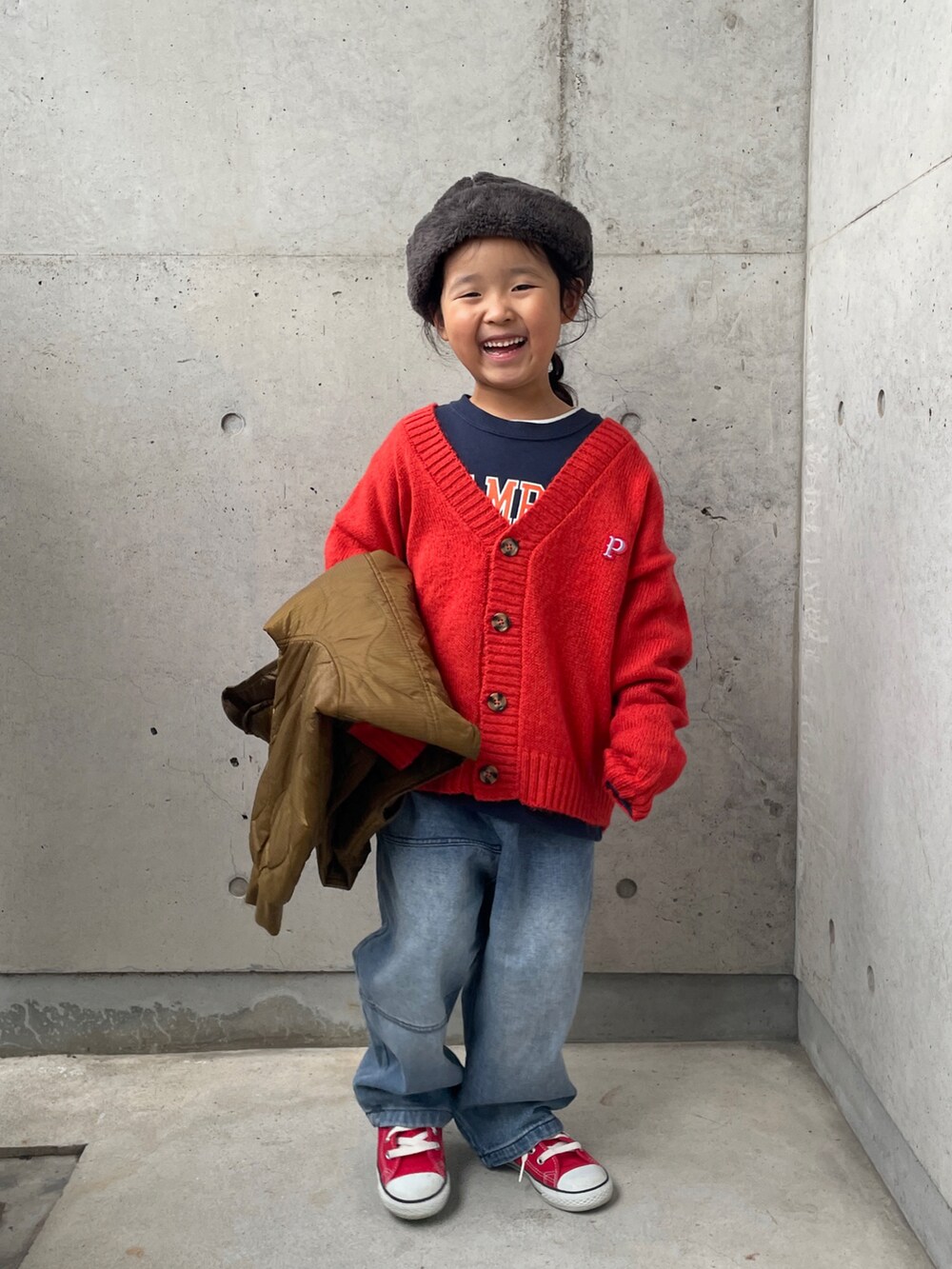 ブルー系のデニムパンツ、ブラウン系のダウンジャケット/コート、ブルー系のスウェットを着用したキッズの冬コーディネートの4枚目の写真