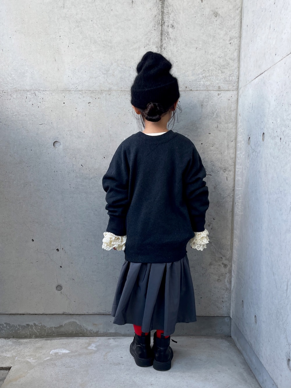 ホワイト系のTシャツ/カットソー、グレー系のワンピース、ブラック系のブーツを着用したキッズの秋コーディネートの4枚目の写真