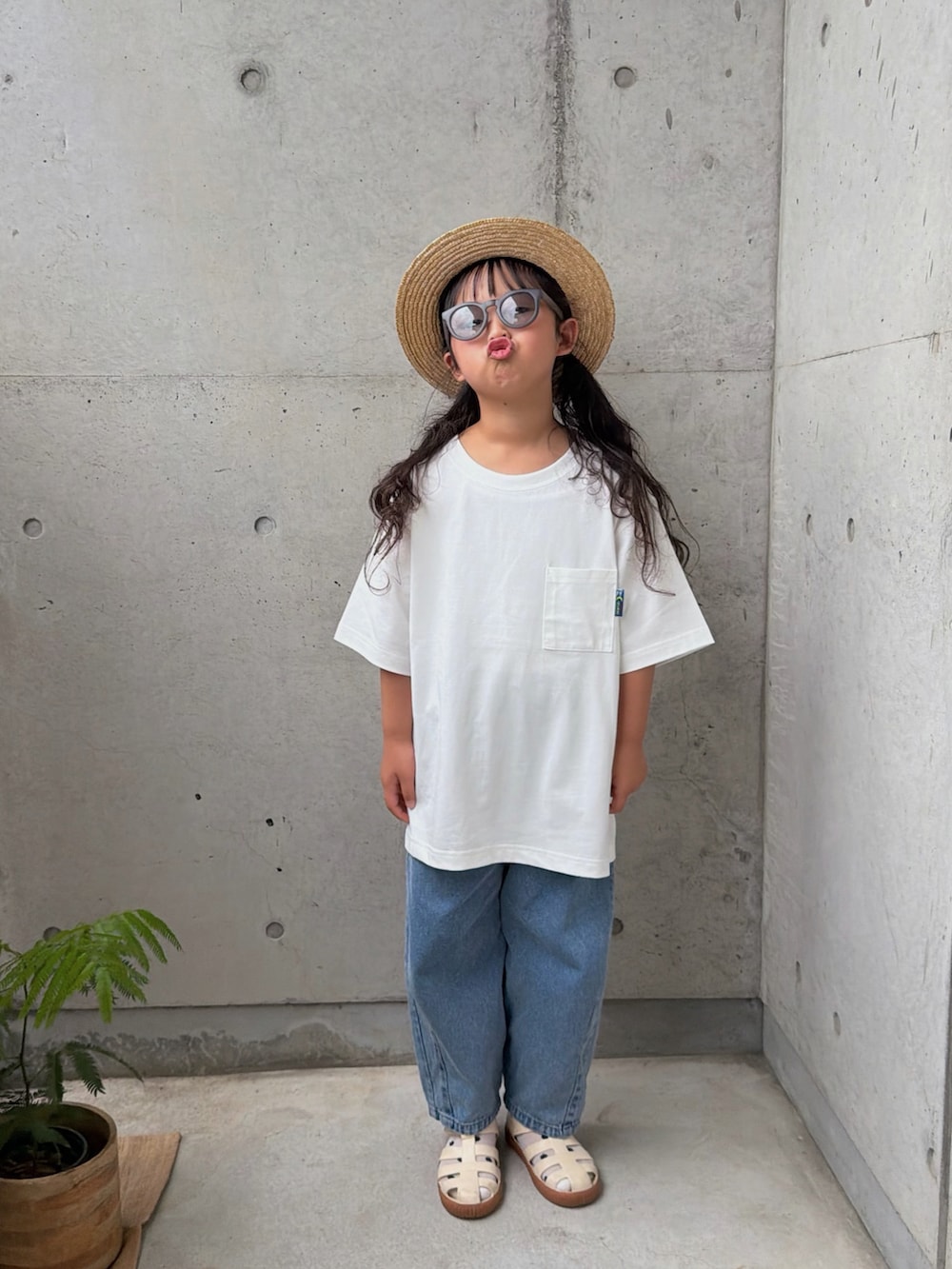 ホワイト系のTシャツ/カットソー、ホワイト系のサンダル、ブルー系のパンツを着用したキッズの春コーディネートの2枚目の写真