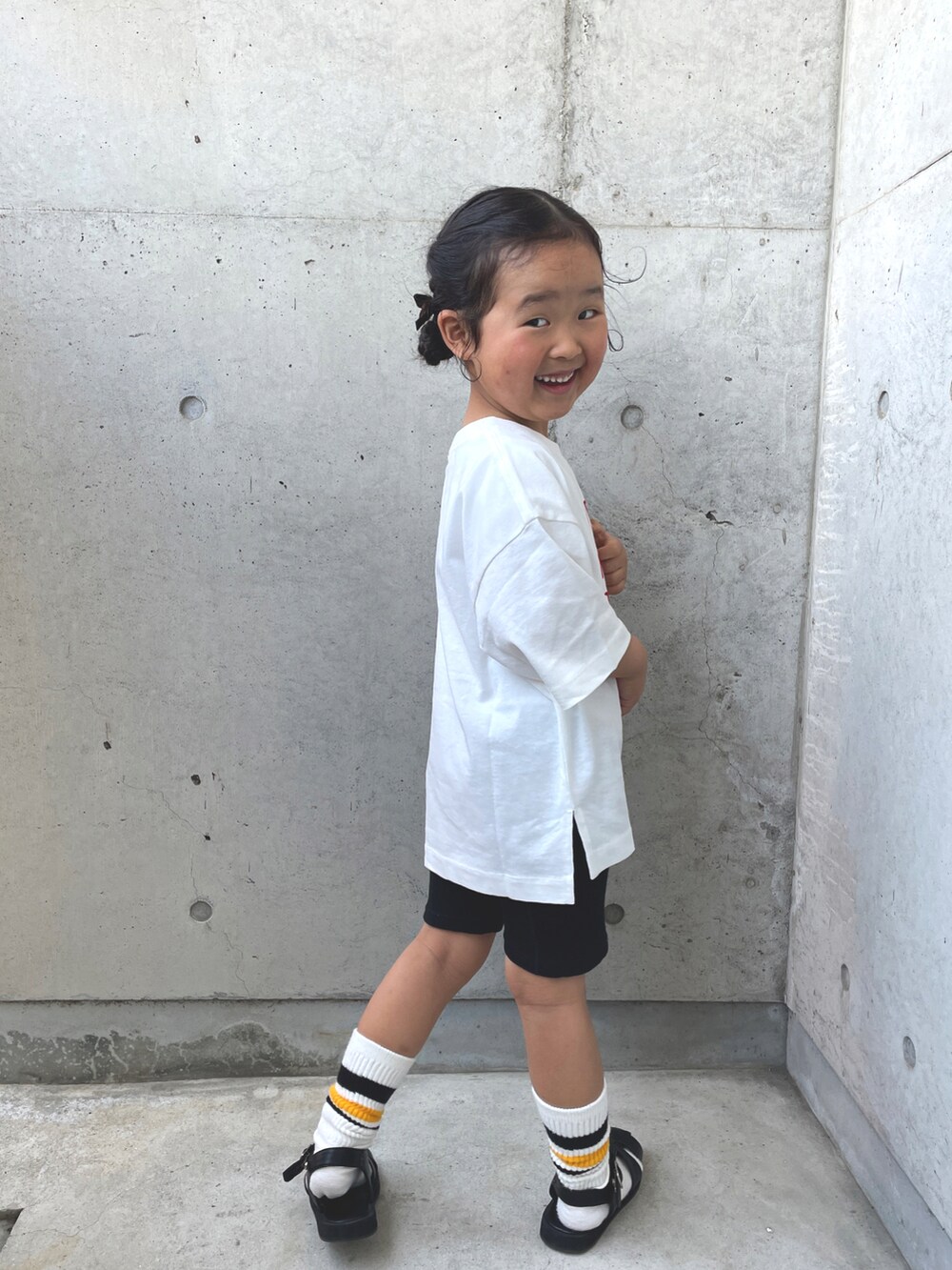 ホワイト系のTシャツ/カットソー、ブラック系のサンダル、ブラック系のソックス/靴下を着用したキッズの春コーディネートの3枚目の写真