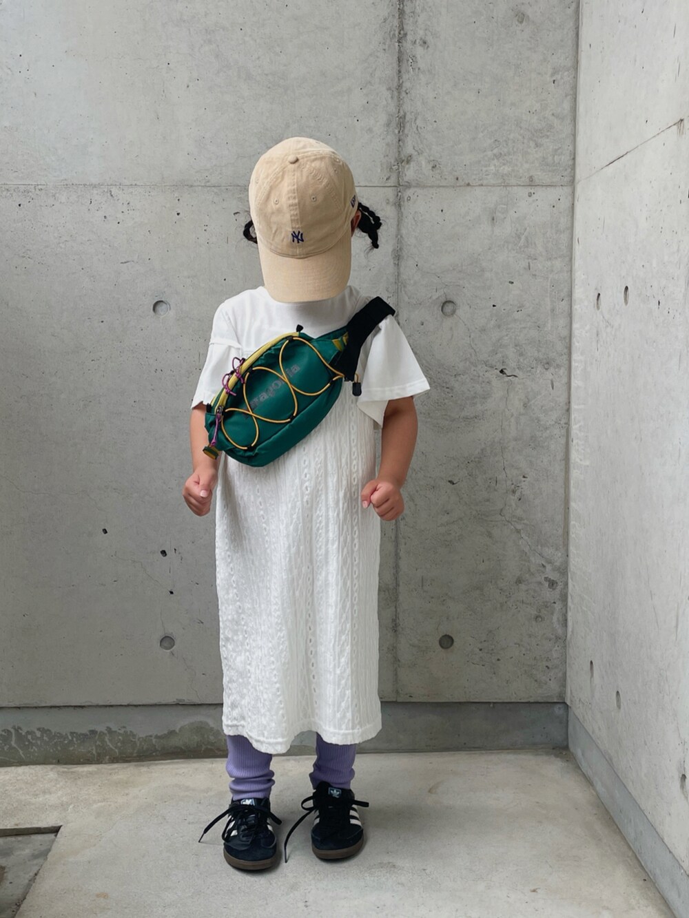 パープル系のその他パンツ、ホワイト系のワンピース、ブラック系のシューズを着用したキッズの夏コーディネートの5枚目の写真