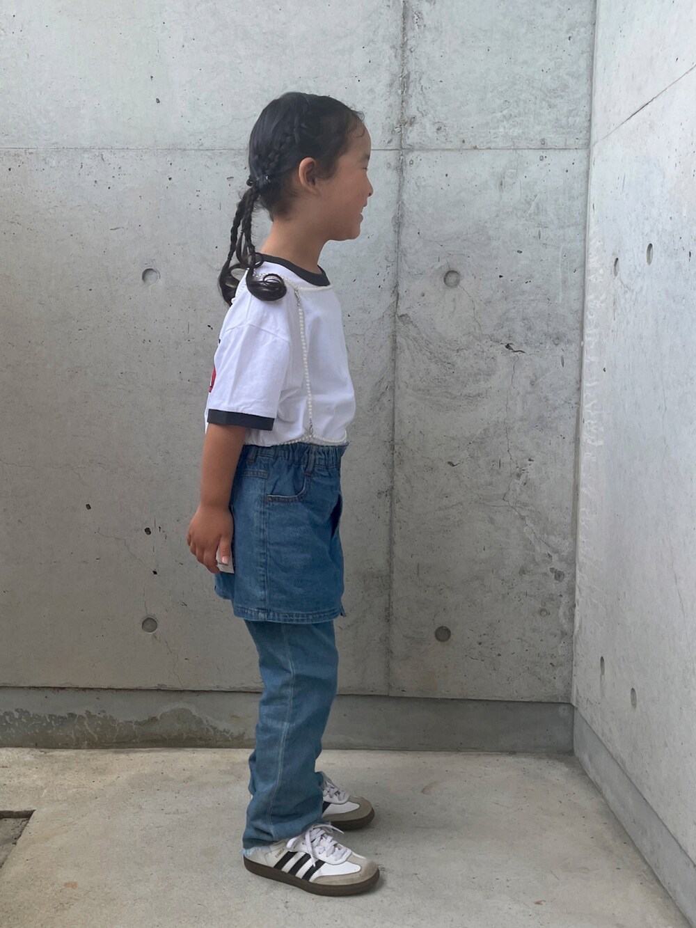 ホワイト系のTシャツ/カットソー、ブルー系のデニムパンツ、ホワイト系のスニーカーを着用したキッズの秋コーディネートの4枚目の写真