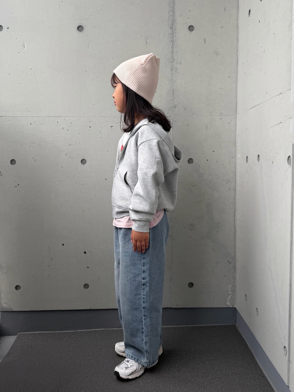 ホワイト系のスニーカー、ブルー系のデニムパンツ、ピンク系のTシャツ/カットソーを着用したキッズの秋コーディネートの2枚目の写真