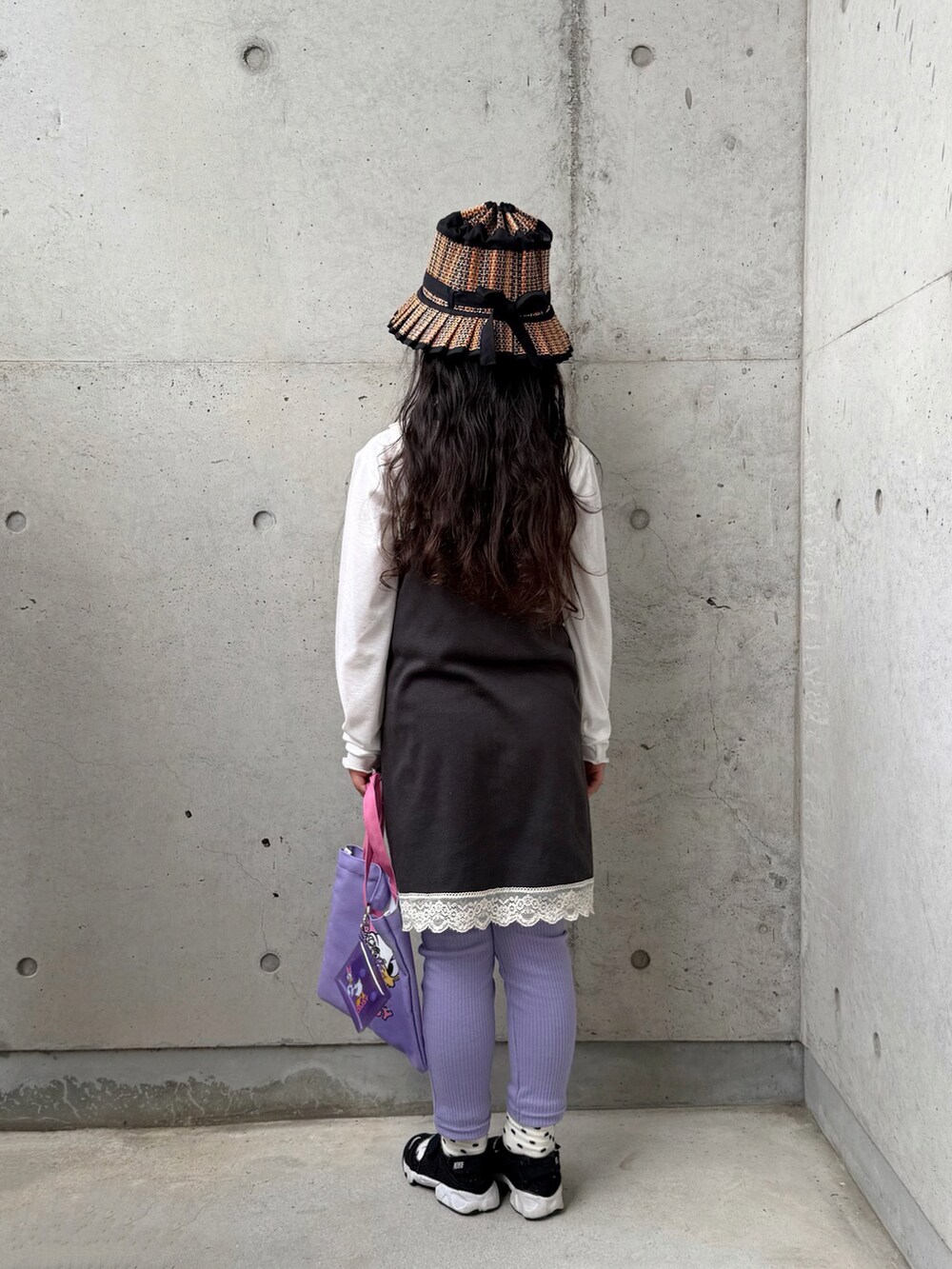 パープル系のその他パンツ、ホワイト系のTシャツ/カットソー、ブラック系のサンダルを着用したキッズの春コーディネートの3枚目の写真