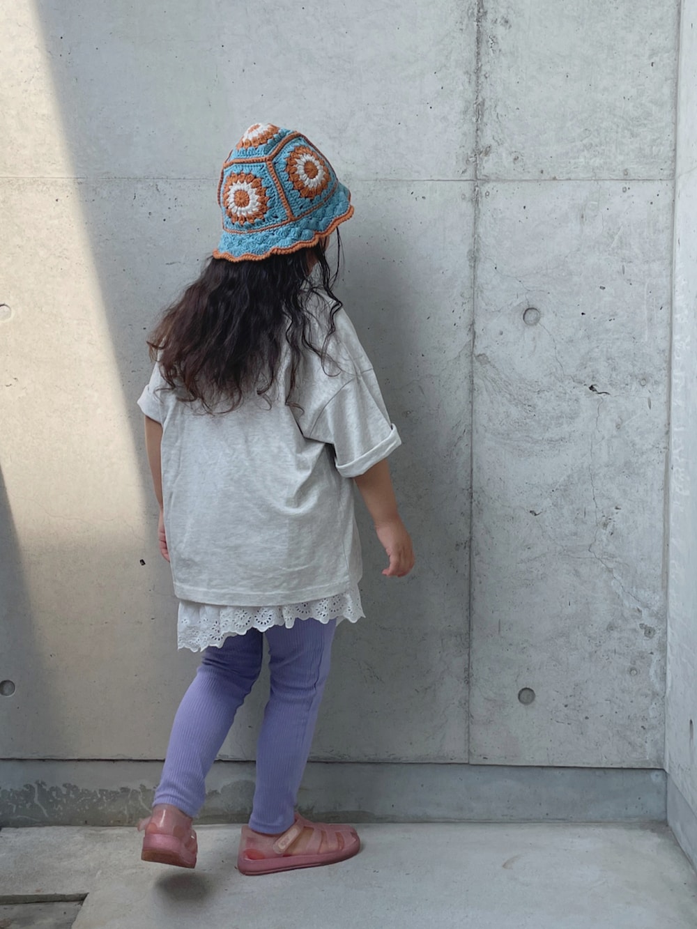 パープル系のその他パンツ、ホワイト系のパンツ、その他のサンダルを着用したキッズの夏コーディネートの3枚目の写真