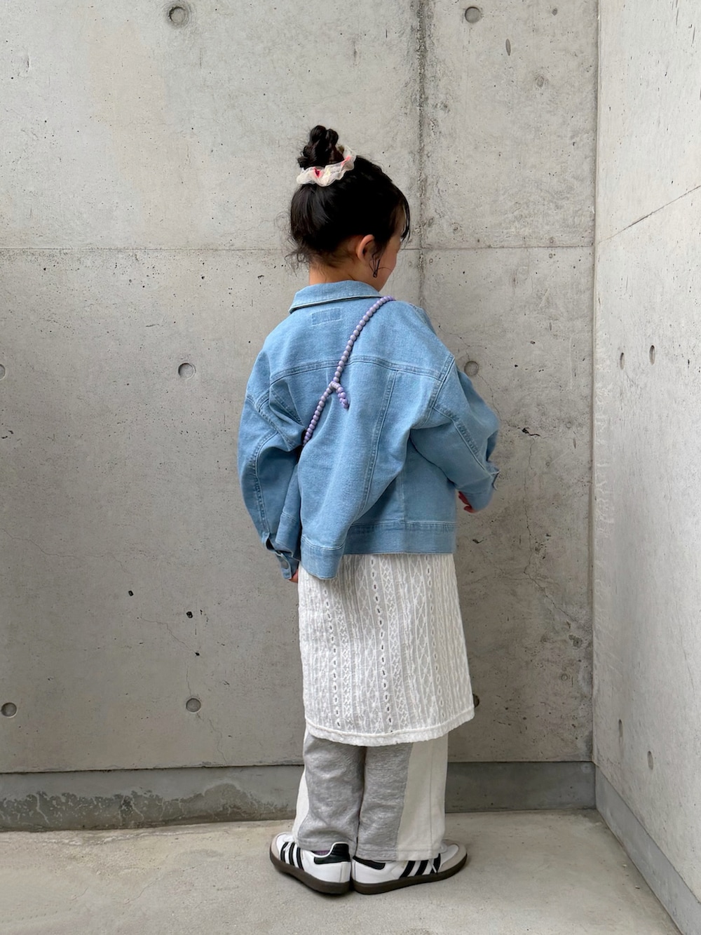 ブルー系のデニムパンツ、グレー系のスウェットパンツ、ホワイト系のスニーカーを着用したキッズの春コーディネートの2枚目の写真