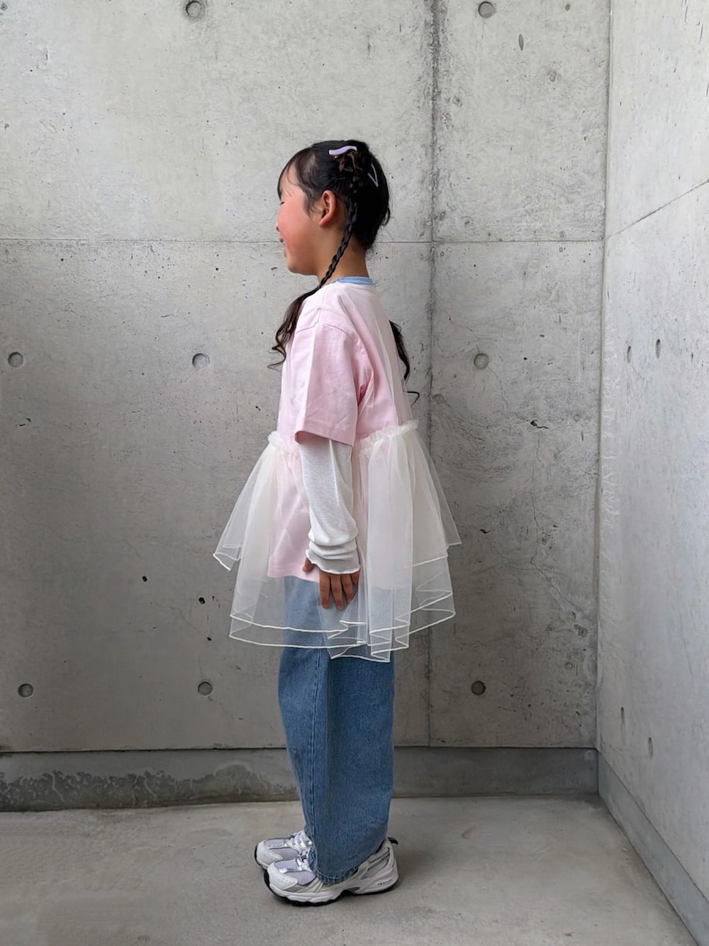 ホワイト系のTシャツ/カットソー、ホワイト系のスニーカー、ピンク系のTシャツ/カットソーを着用したキッズの春コーディネートの2枚目の写真