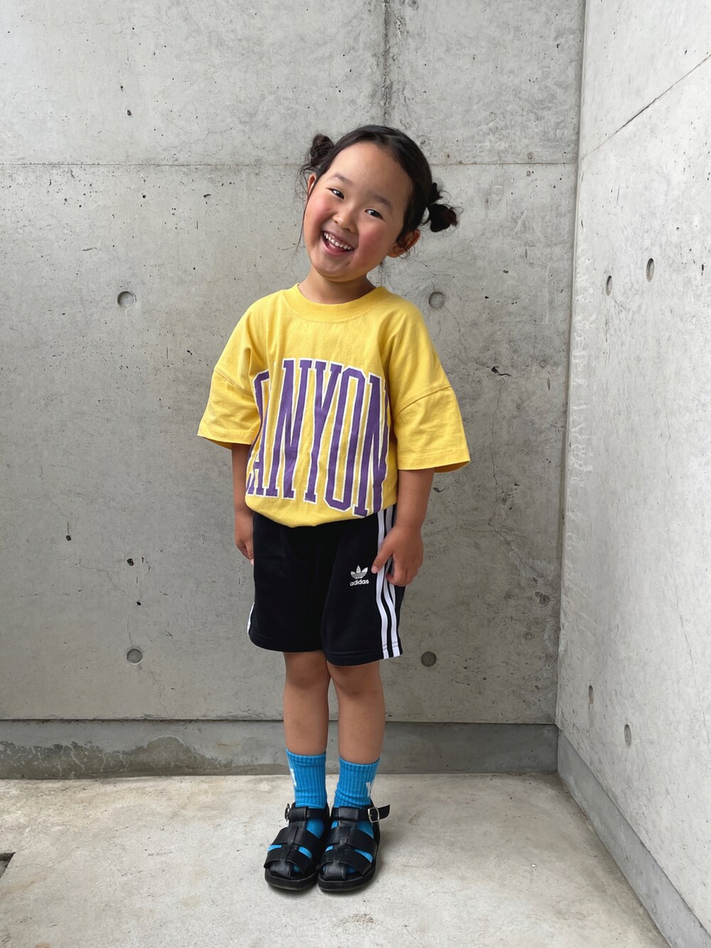 イエロー系のTシャツ/カットソー、ブラック系のその他パンツ、ブラック系のサンダルを着用したキッズの春コーディネートの2枚目の写真