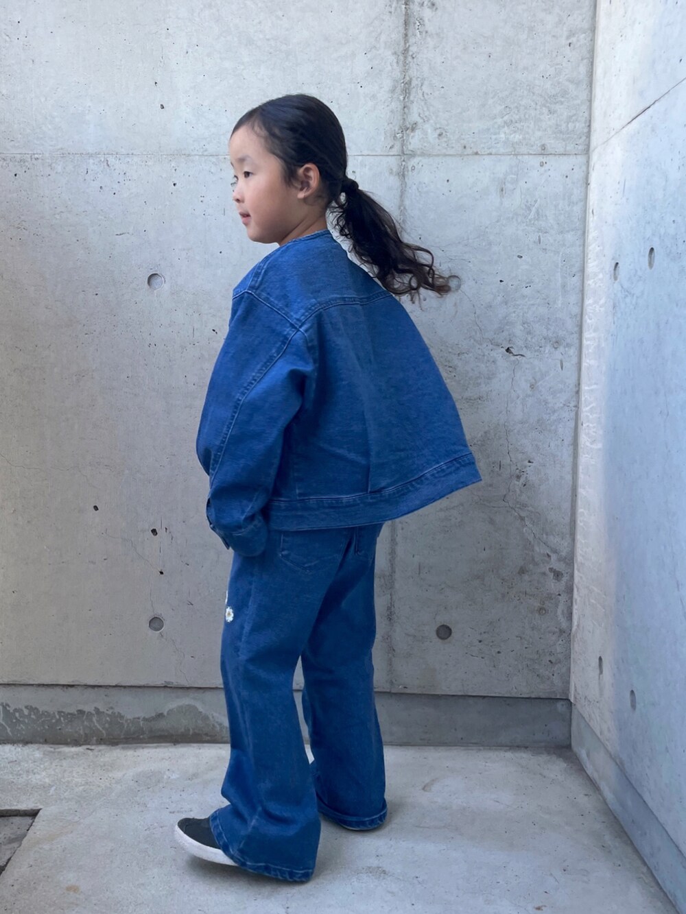 ブルー系のデニムパンツ、レッド系のTシャツ/カットソー、ブルー系のデニムジャケットを着用したキッズの秋コーディネートの4枚目の写真