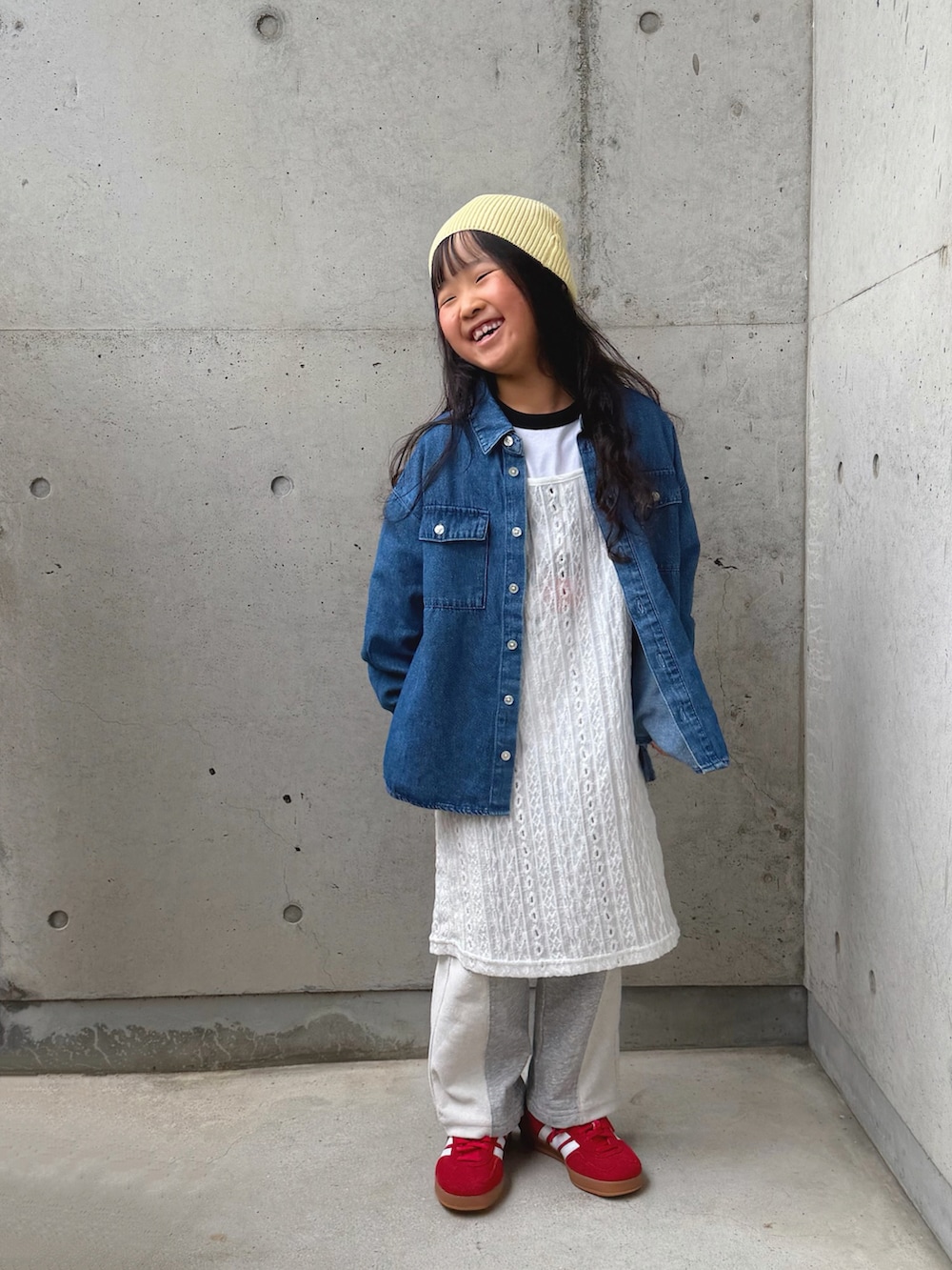 グレー系のスウェットパンツ、レッド系のスニーカー、ホワイト系のワンピースを着用したキッズの春コーディネートの4枚目の写真