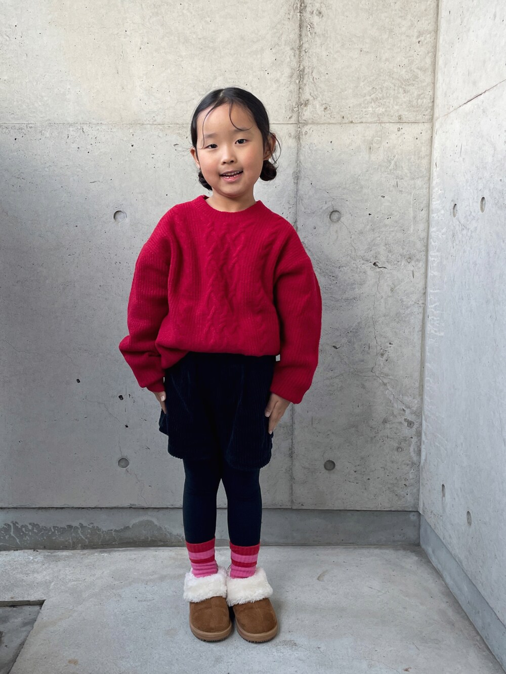 「冬コーデ、クリスマスに着たい服、マイベストコーデ2024、キッズファッション、赤ニット、ニット、コーデュロイパンツ、キルティングジャケット、ブルゾン、ブーツ、ヘアアレンジ、プチプラ、ムートンブーツ」｜「UNIQLOのアイテム（ニット/セーター、レッド系）」を使った、ioooさん（キッズ・110cm）の冬コーディネートの4枚目の写真