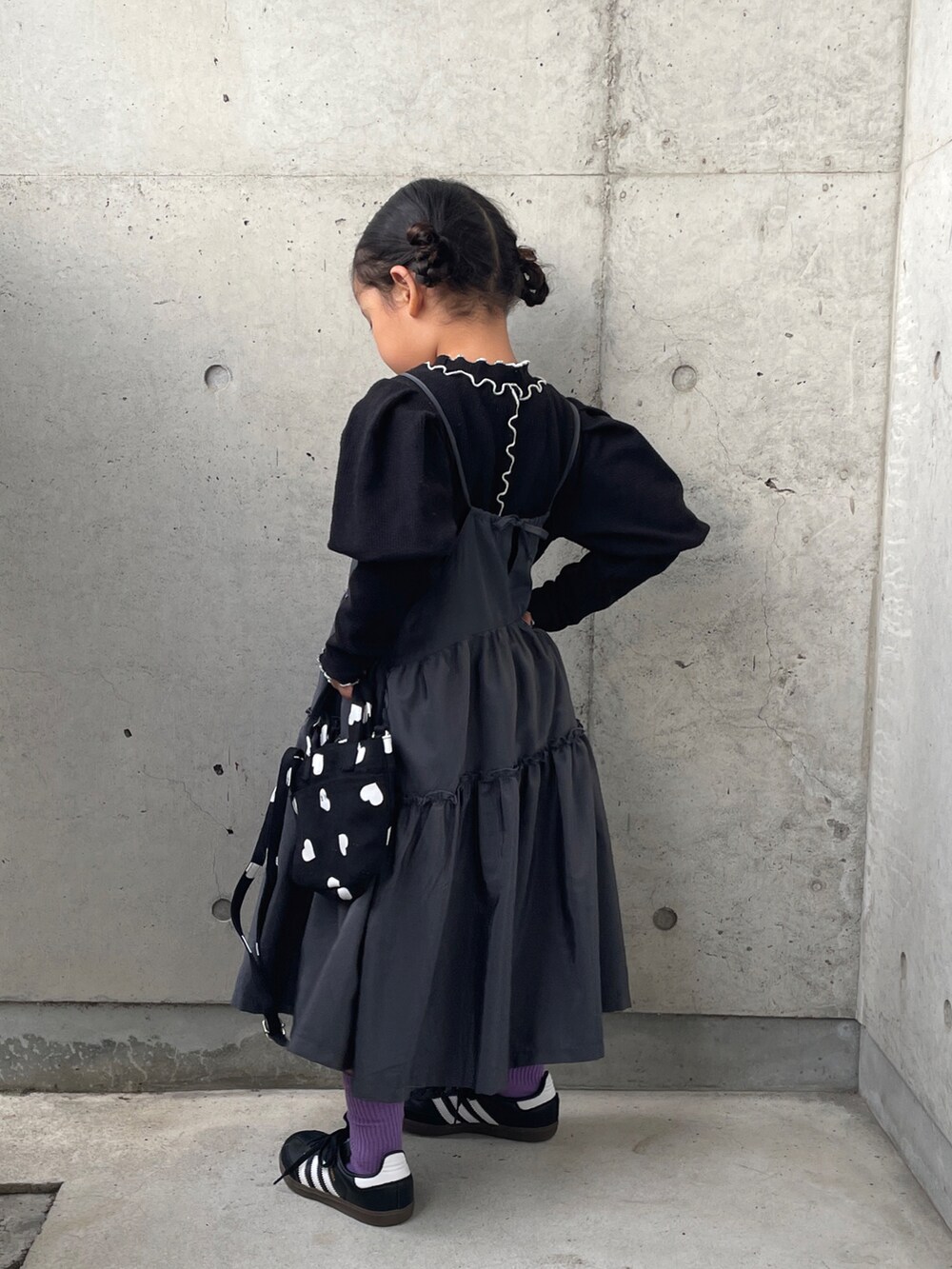 ブラック系のショルダーバッグ、ブラック系のTシャツ/カットソー、グレー系のワンピースを着用したキッズの秋コーディネートの3枚目の写真
