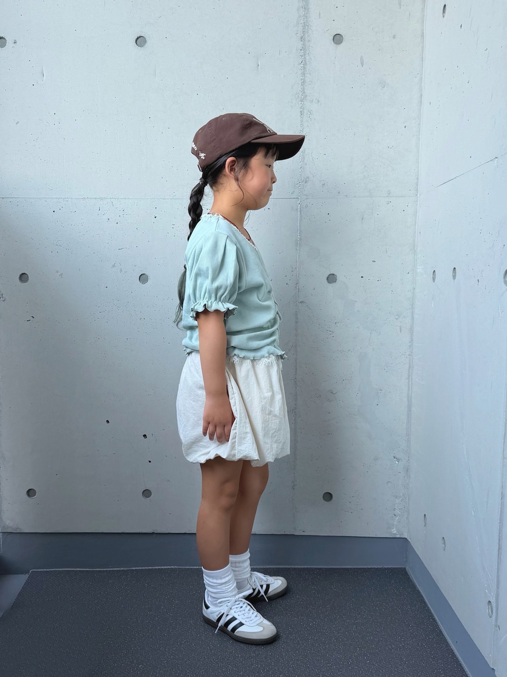 ブルー系のTシャツ/カットソー、ホワイト系のスニーカー、グリーン系のソックス/靴下を着用したキッズの夏コーディネートの5枚目の写真
