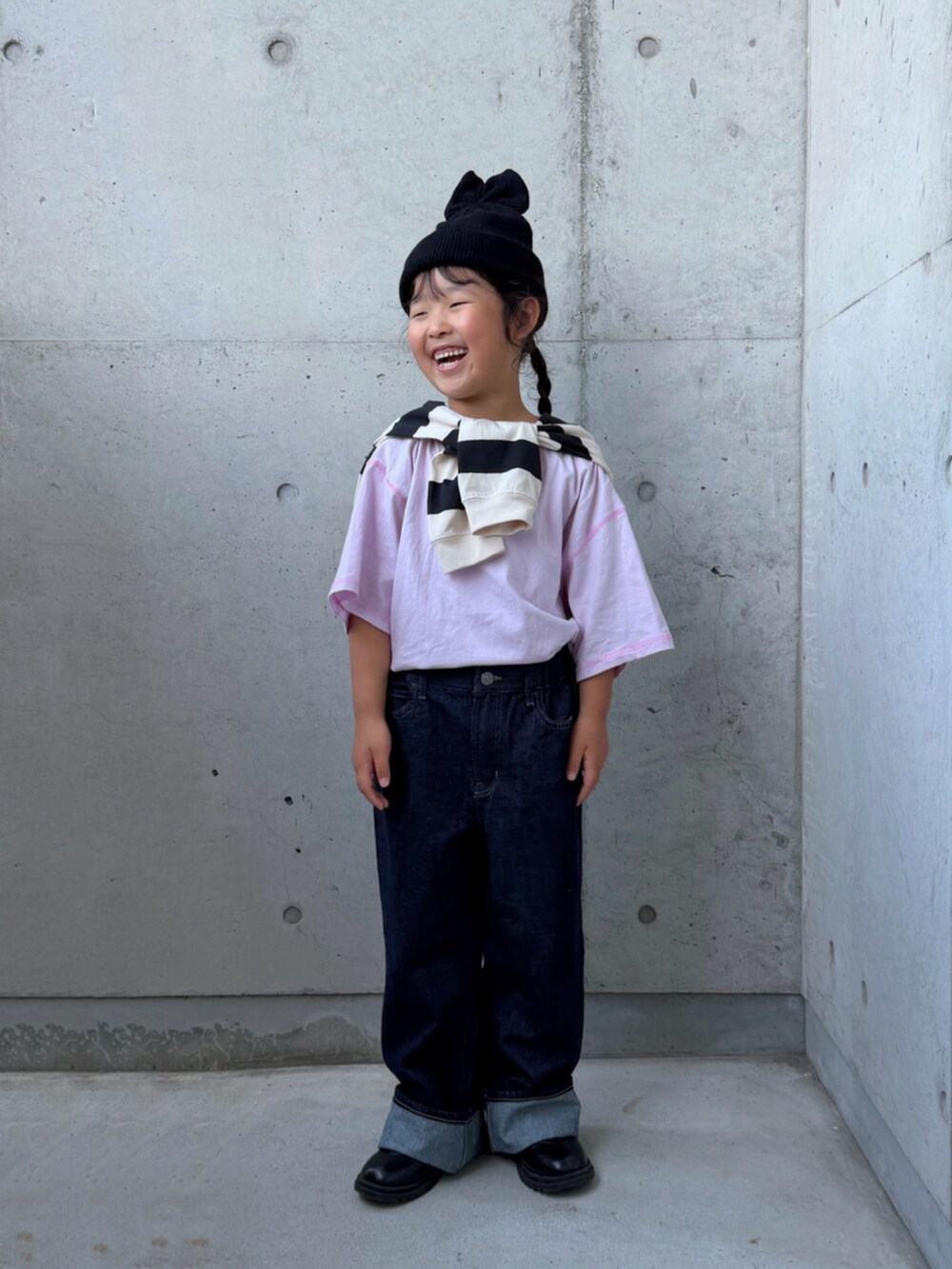 パープル系のTシャツ/カットソー、ブラック系のブーツ、ホワイト系のポロシャツを着用したキッズの秋コーディネートの4枚目の写真