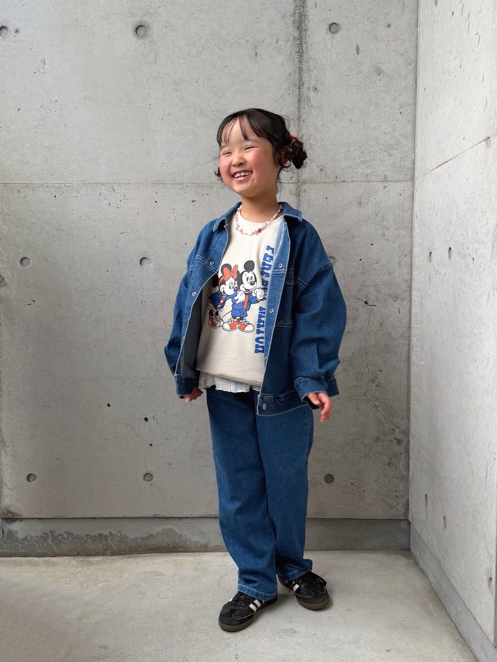 ホワイト系のスウェット、ブルー系のデニムジャケット、ブルー系のデニムパンツを着用したキッズの春コーディネートの4枚目の写真