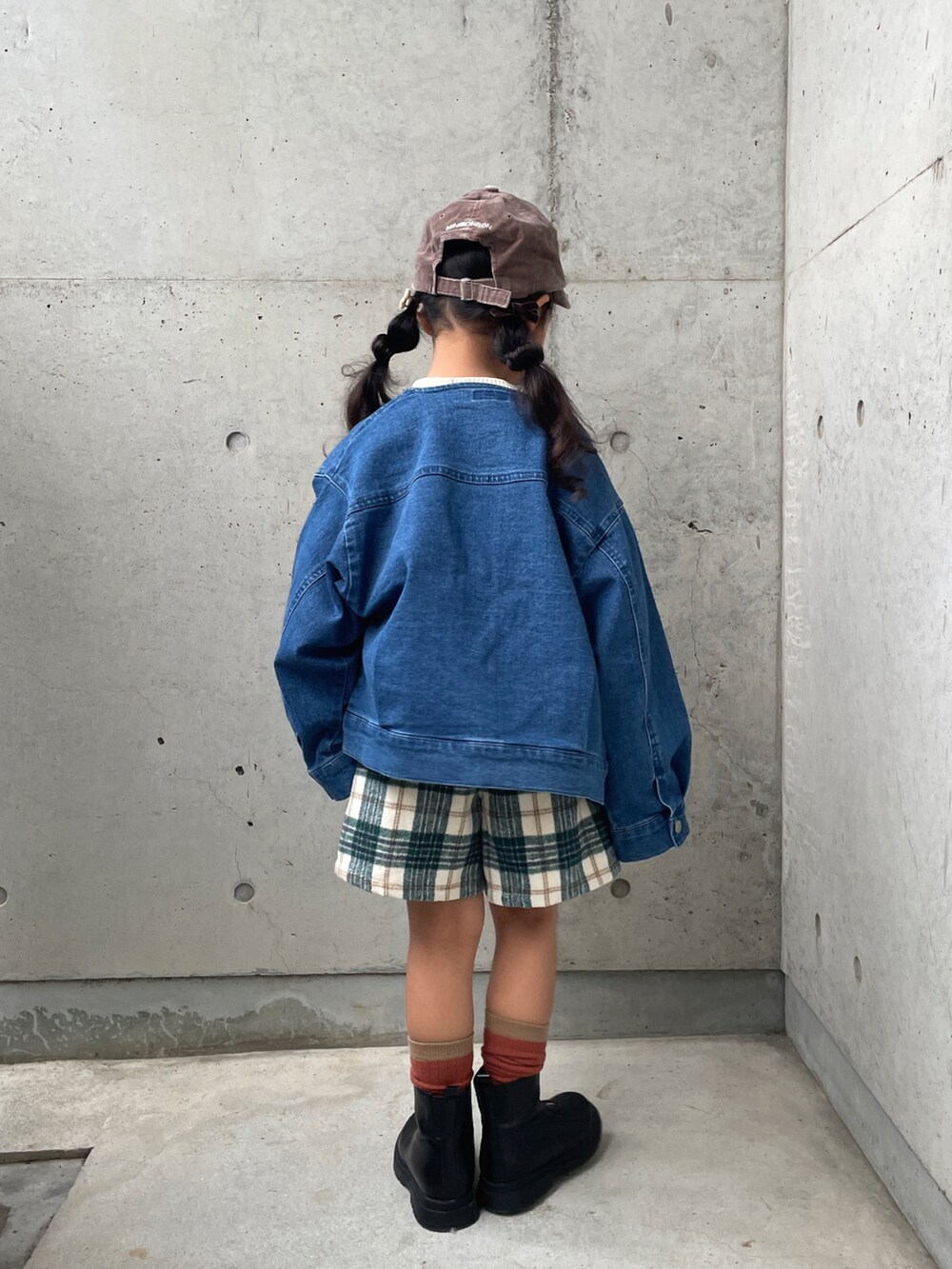 ブルー系のデニムジャケット、ホワイト系のTシャツ/カットソー、グリーン系のその他パンツを着用したキッズの冬コーディネートの4枚目の写真