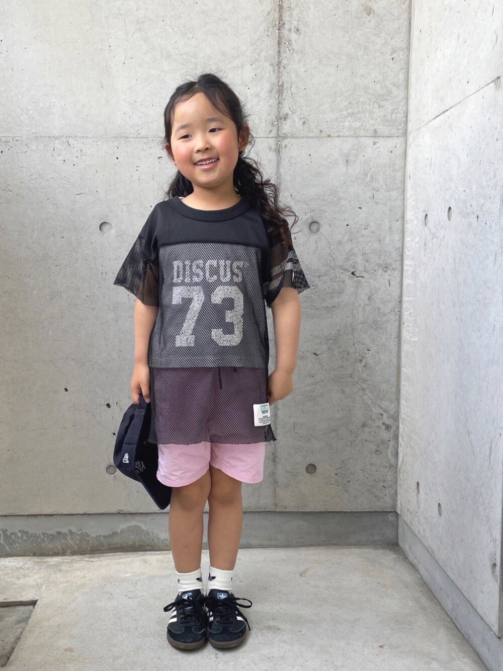 「adidasのサンバ OG キッズ / Samba OG Kids（シューズ、ブラック系）」を使った、ioooさん（キッズ・110cm）の春コーディネートの5枚目の写真