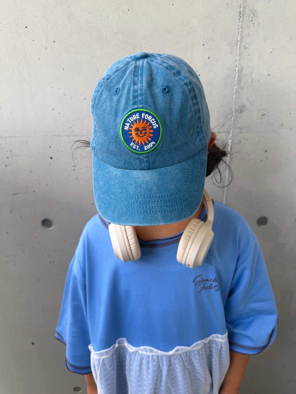 ブラック系のその他パンツ、ブルー系のワンピース、シルバー系のスニーカーを着用したキッズの夏コーディネートの4枚目の写真