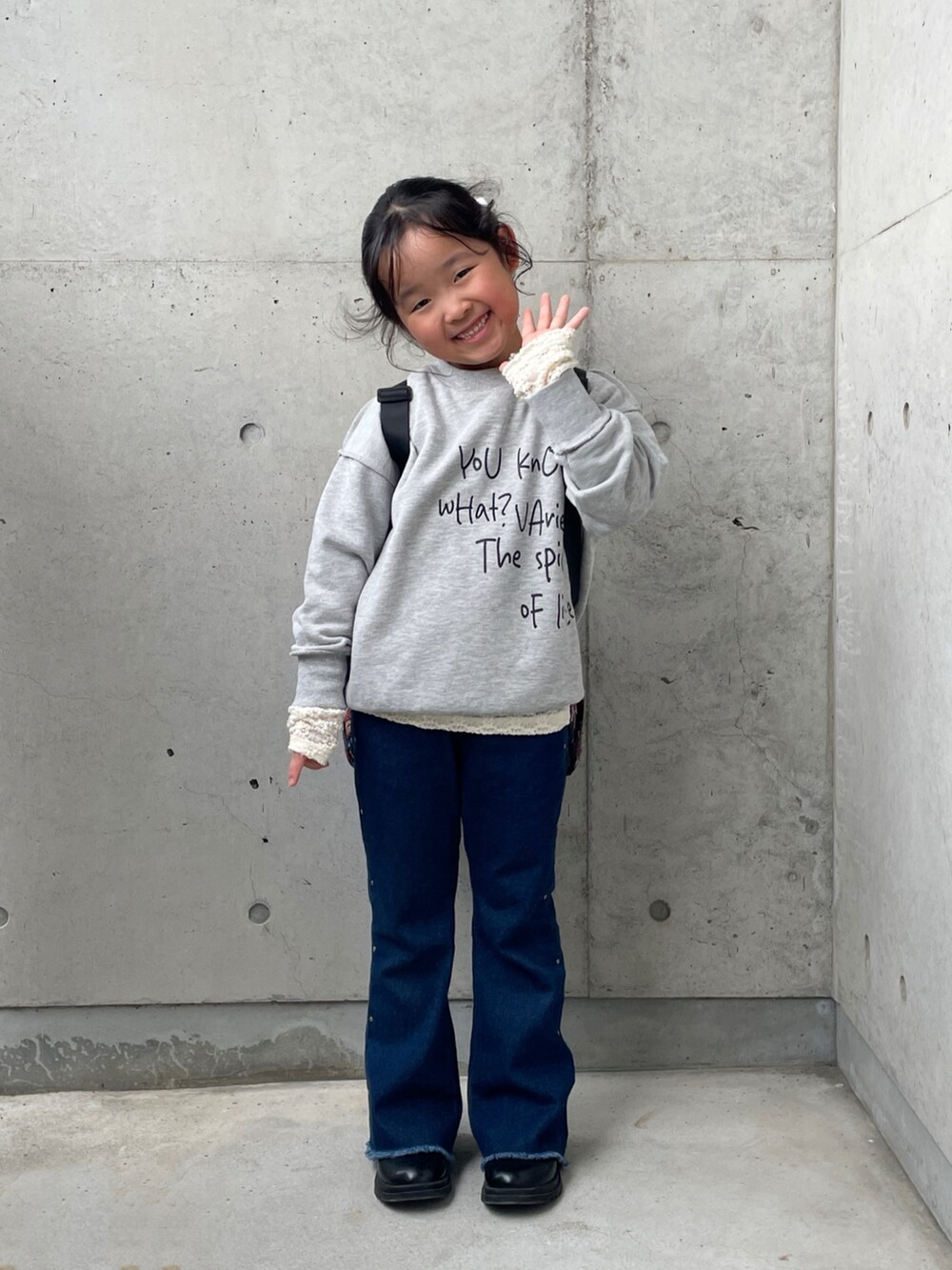 ホワイト系のTシャツ/カットソー、グレー系のTシャツ/カットソー、ブルー系のデニムパンツを着用したキッズの秋コーディネートの3枚目の写真