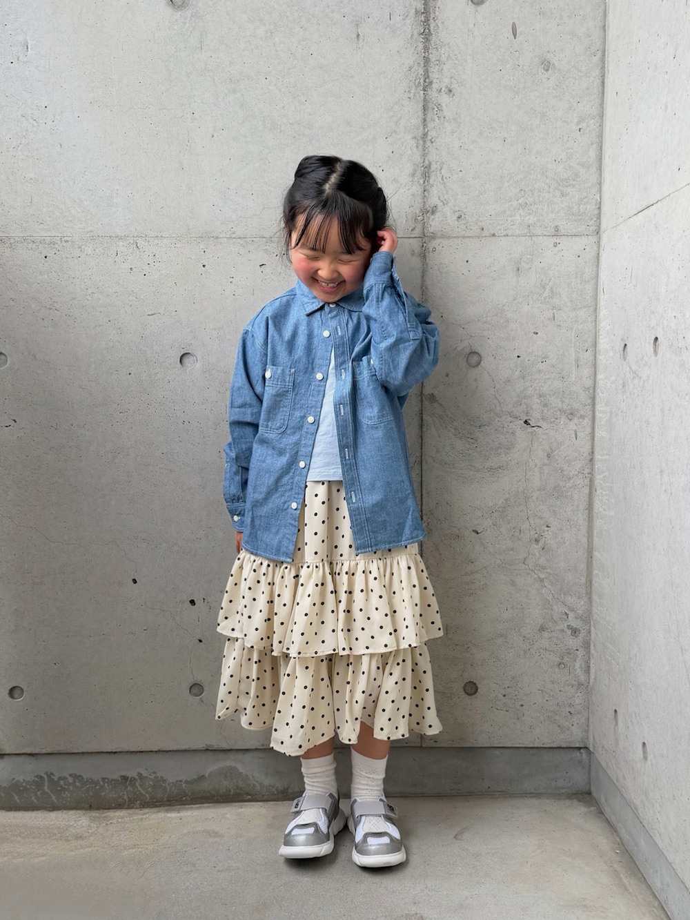 ホワイト系のスカート、ブルー系のシャツ/ブラウス、ホワイト系のワンピース/ドレスを着用したキッズの春コーディネートの3枚目の写真