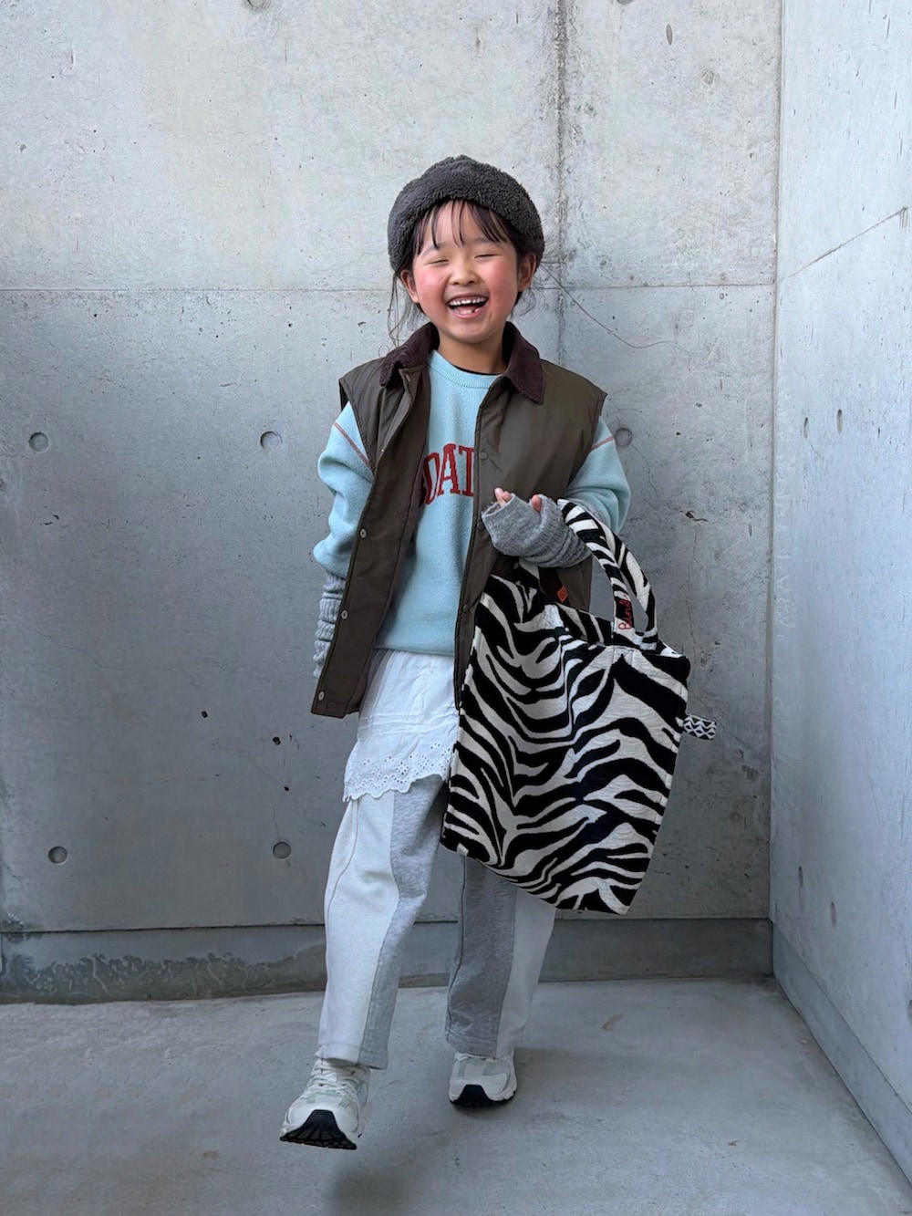 グレー系のスウェットパンツ、グリーン系のブルゾン、グリーン系のトップスを着用したキッズの冬コーディネートの5枚目の写真