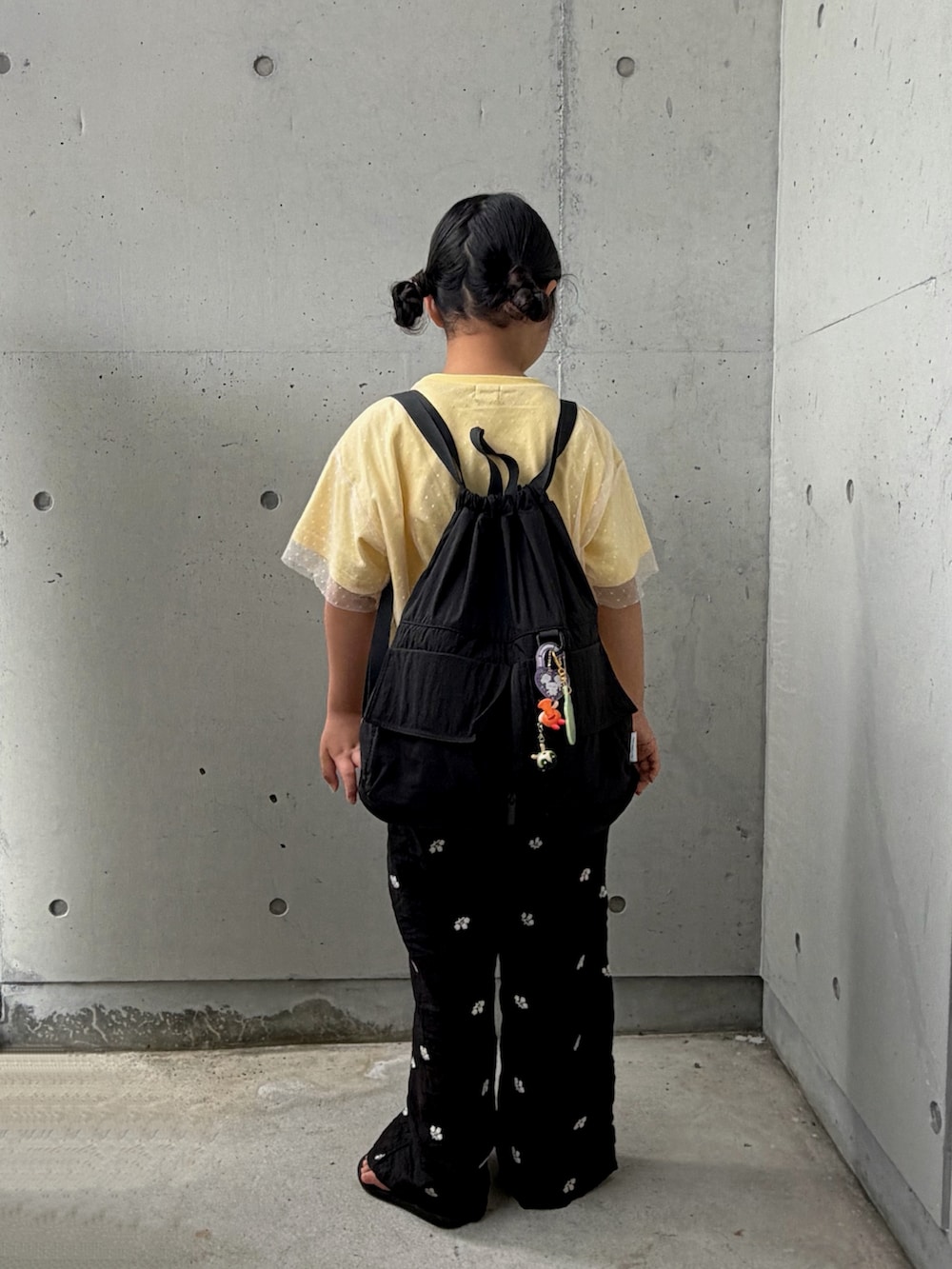 ブラック系のバックパック/リュック、イエロー系のTシャツ/カットソー、ブラック系のその他パンツを着用したキッズの夏コーディネートの5枚目の写真