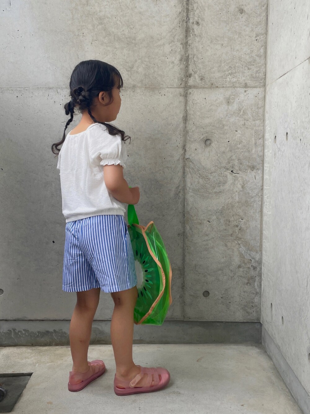 ブルー系のその他パンツ、ホワイト系のトップス、その他のサンダルを着用したキッズの夏コーディネートの3枚目の写真