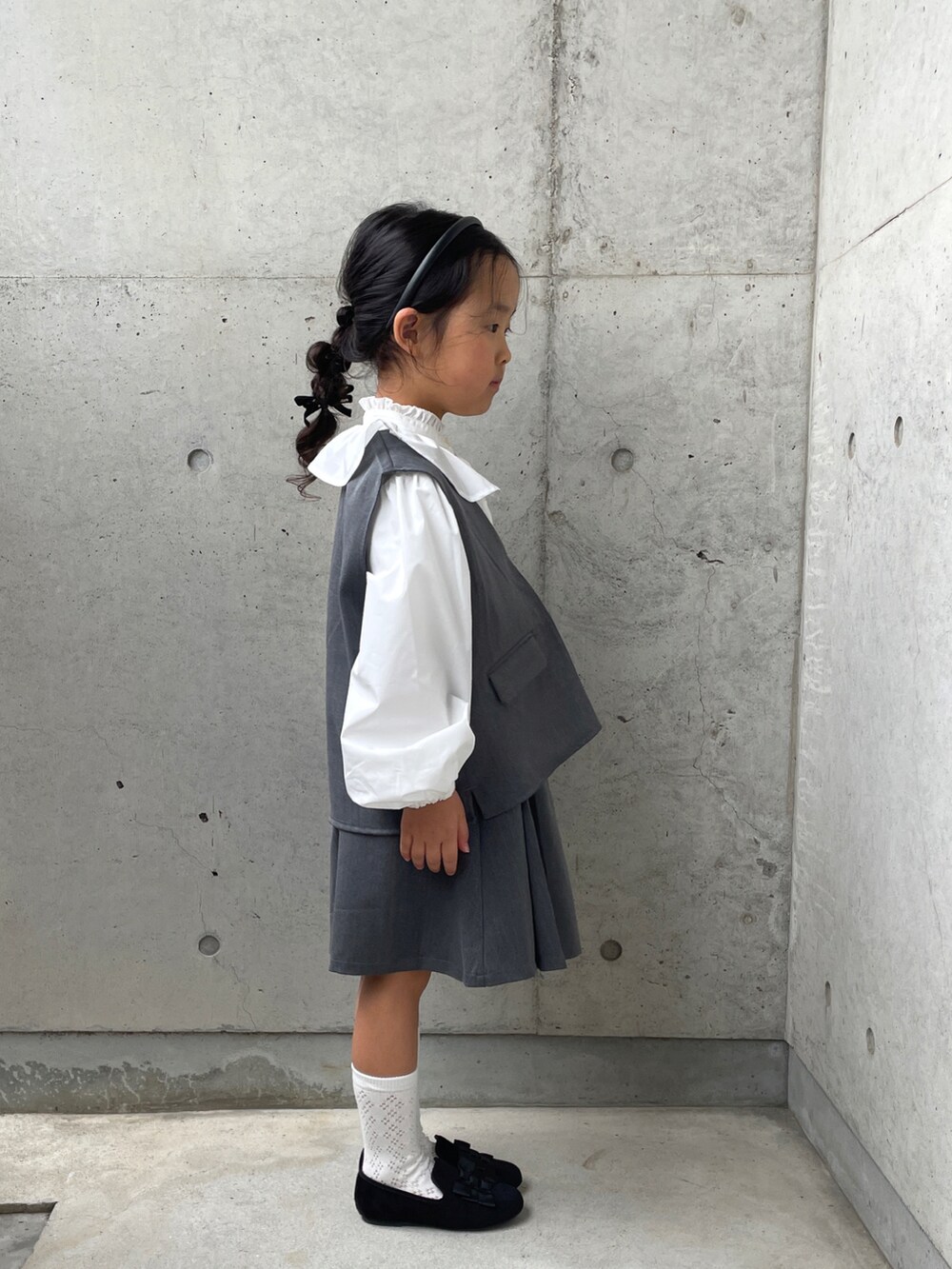 「セレモニー、ベスト、ブラウス、プリーツスカート、フォーマル、キッズコーデ、入学式、ヘアアレンジ、お呼ばれスタイル、カチューシャ、ハレの日、おめかしコーデ、セットアップ、グレー、卒園式」｜「green label relaxingのベスト + タックスカート セット / キッズ 100cm-130cm（スーツセット、グレー系）」を使った、ioooさん（キッズ・110cm）の冬コーディネートの4枚目の写真