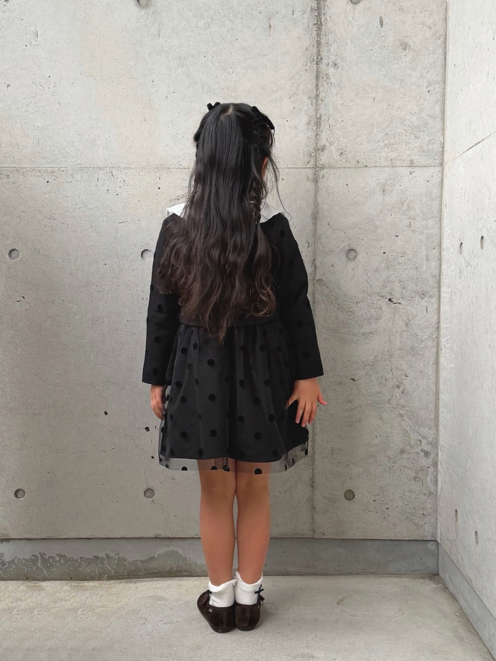 ホワイト系のシャツ/ブラウス、ブラック系のワンピース、ブラウン系のバレエシューズを着用したキッズの冬コーディネートの3枚目の写真