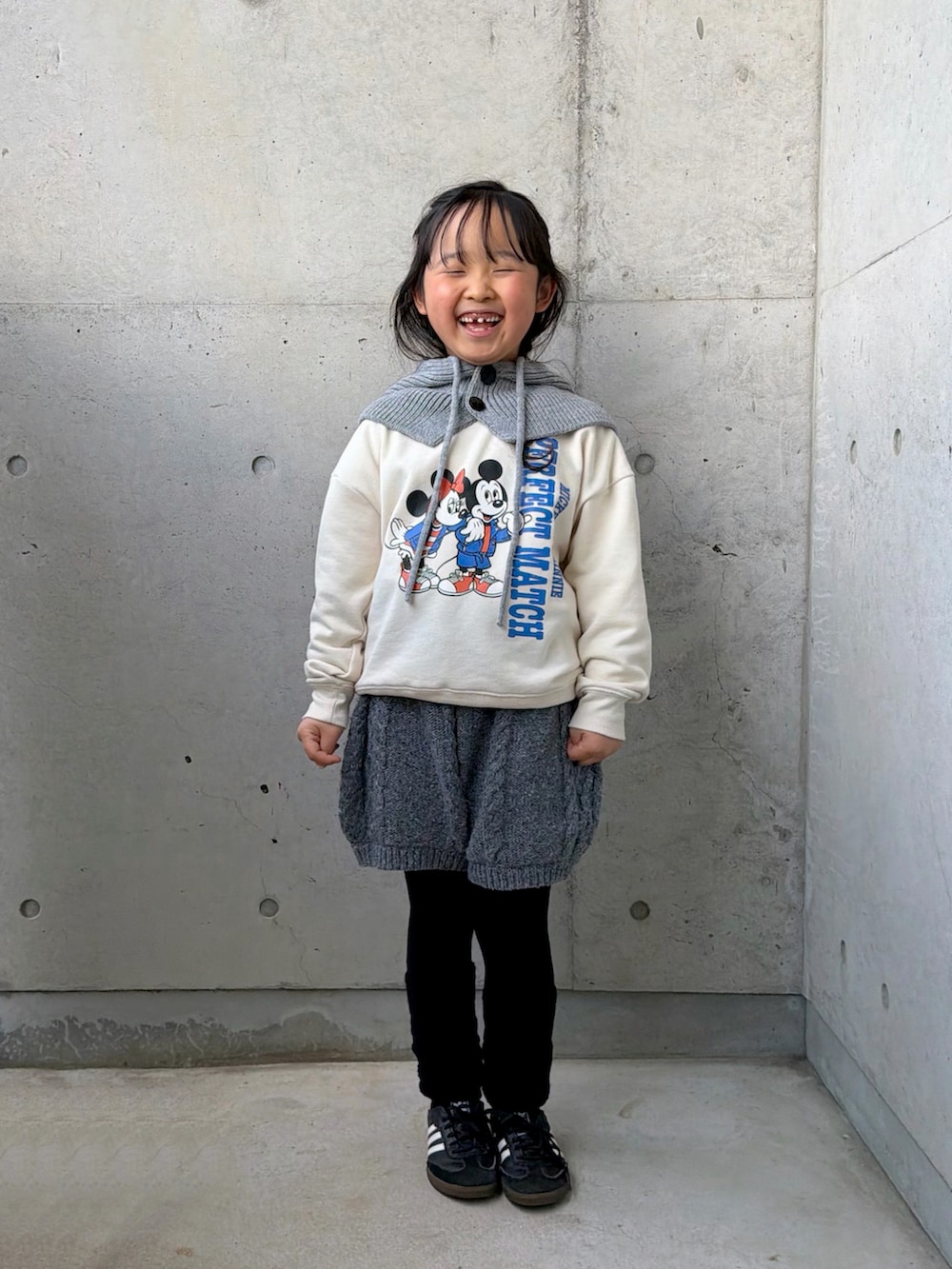 グレー系のその他パンツ、ブラック系のスニーカー、ホワイト系のスウェットを着用したキッズの冬コーディネートの5枚目の写真