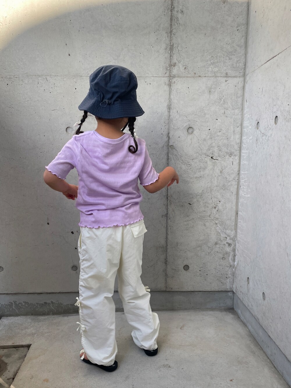 パープル系のTシャツ/カットソー、ホワイト系のその他パンツ、ブラック系のサンダルを着用したキッズの春コーディネートの5枚目の写真