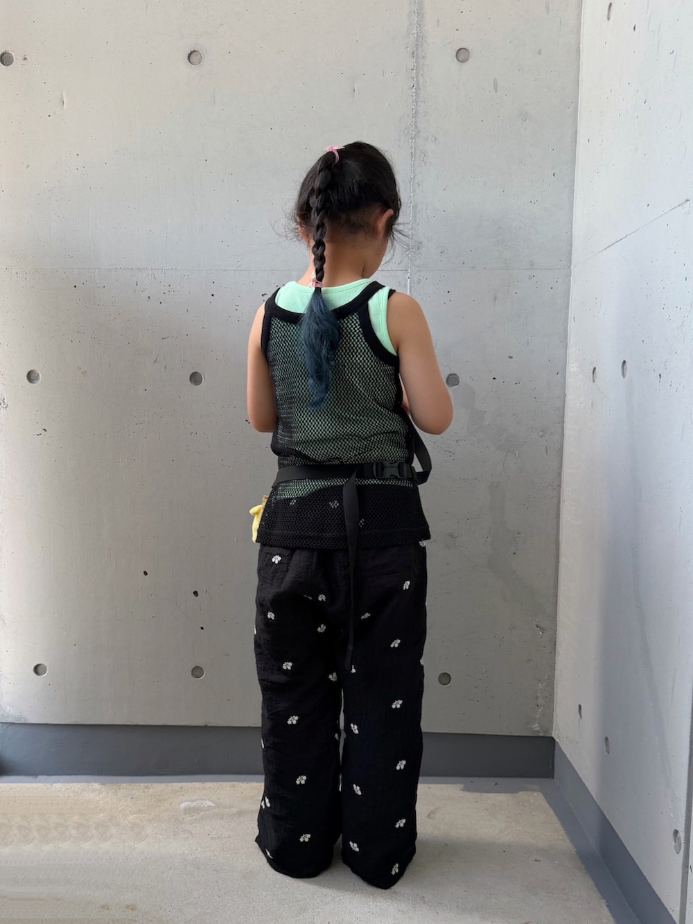 ブラック系のその他パンツ、ブラック系のボディバッグ/ウエストポーチ、ブラック系のタンクトップを着用したキッズの夏コーディネートの3枚目の写真