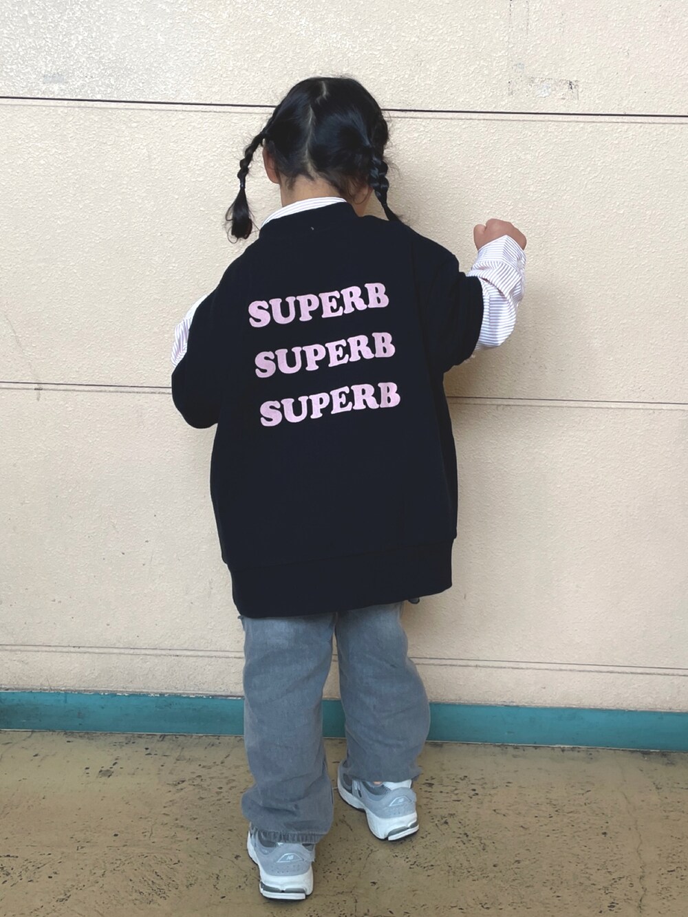 ブラック系のTシャツ/カットソー、グレー系のデニムパンツ、グレー系のスニーカーを着用したキッズの春コーディネートの4枚目の写真