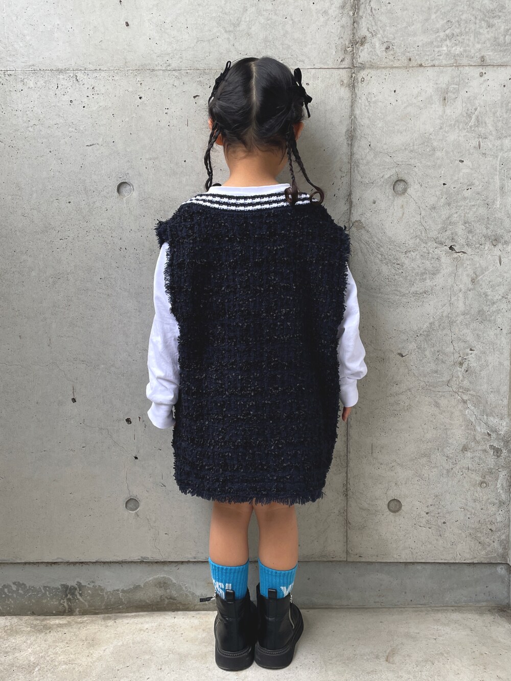 ブルー系のTシャツ/カットソー、グレー系のスカート、ブラック系のブーツを着用したキッズの春コーディネートの2枚目の写真