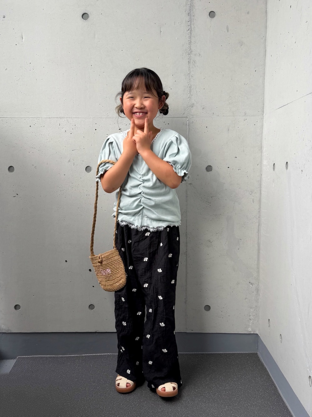 ブルー系のTシャツ/カットソー、ブラック系のその他パンツ、ベージュ系のショルダーバッグを着用したキッズの夏コーディネートの5枚目の写真