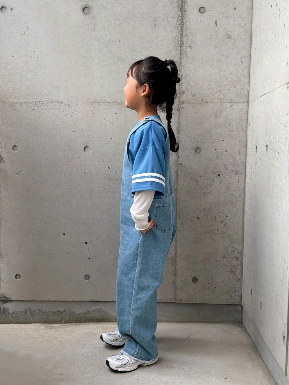 ブルー系のTシャツ/カットソー、ブルー系のサロペット/オーバーオール、ホワイト系のスニーカーを着用したキッズの春コーディネートの3枚目の写真