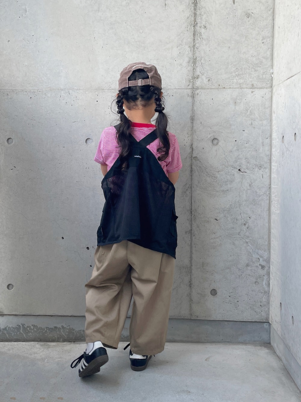 イエロー系のその他パンツ、ブラック系のスニーカー、レッド系のTシャツ/カットソーを着用したキッズの秋コーディネートの5枚目の写真