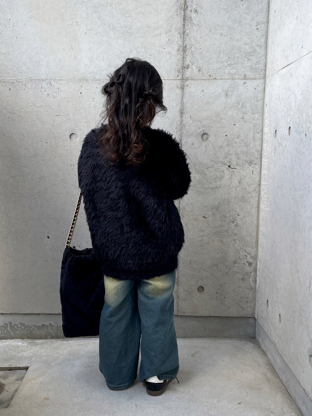 ブラック系のニット/セーター、ブルー系のパンツ、ホワイト系のTシャツ/カットソーを着用したキッズの冬コーディネートの4枚目の写真