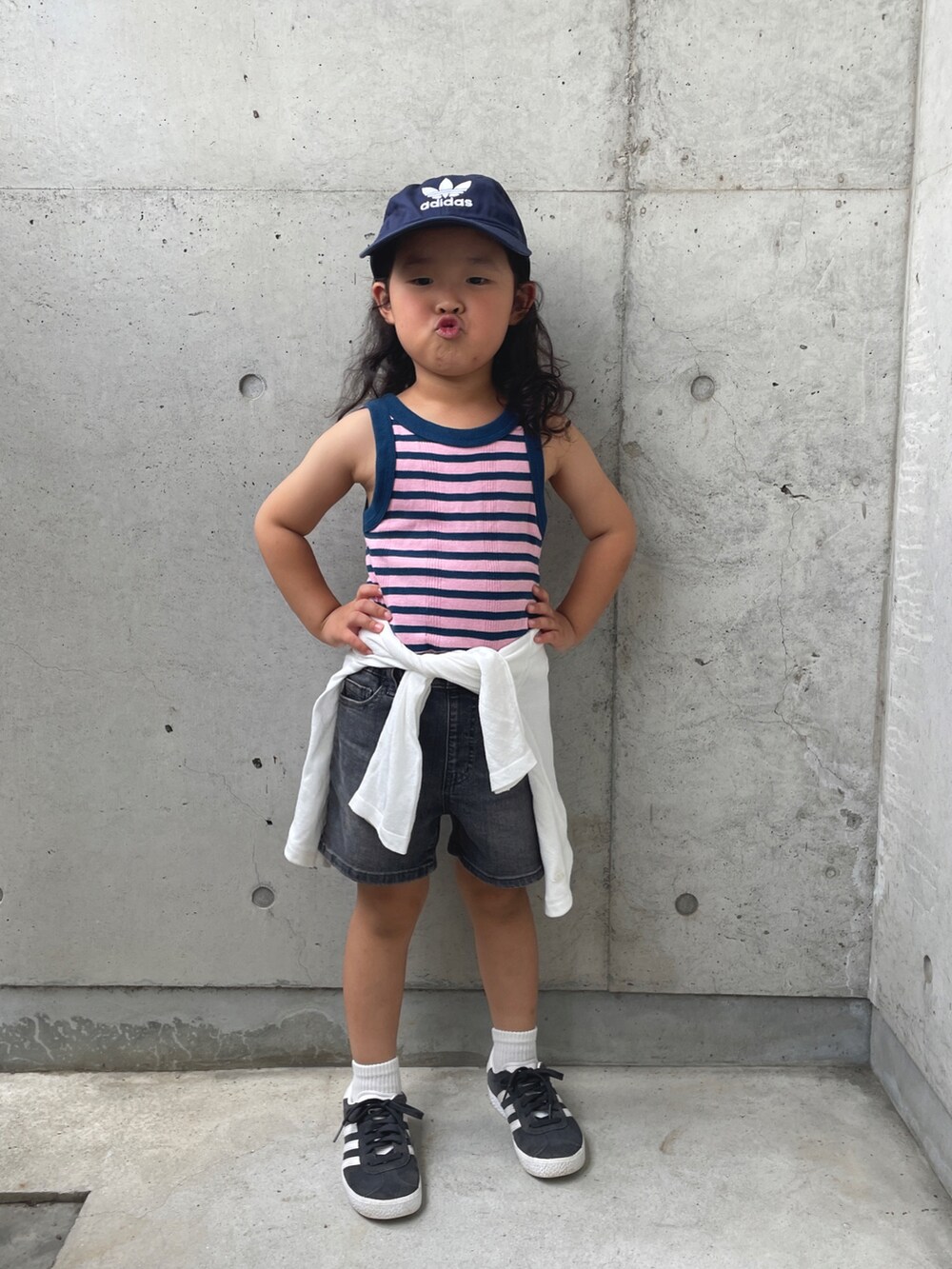 ブルー系のタンクトップ、ホワイト系のTシャツ/カットソー、グレー系のパンツを着用したキッズの夏コーディネートの4枚目の写真