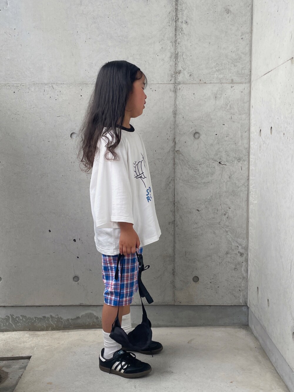 ブラック系のシューズ、ブラック系のボディバッグ/ウエストポーチ、ブルー系のその他パンツを着用したキッズの夏コーディネートの3枚目の写真