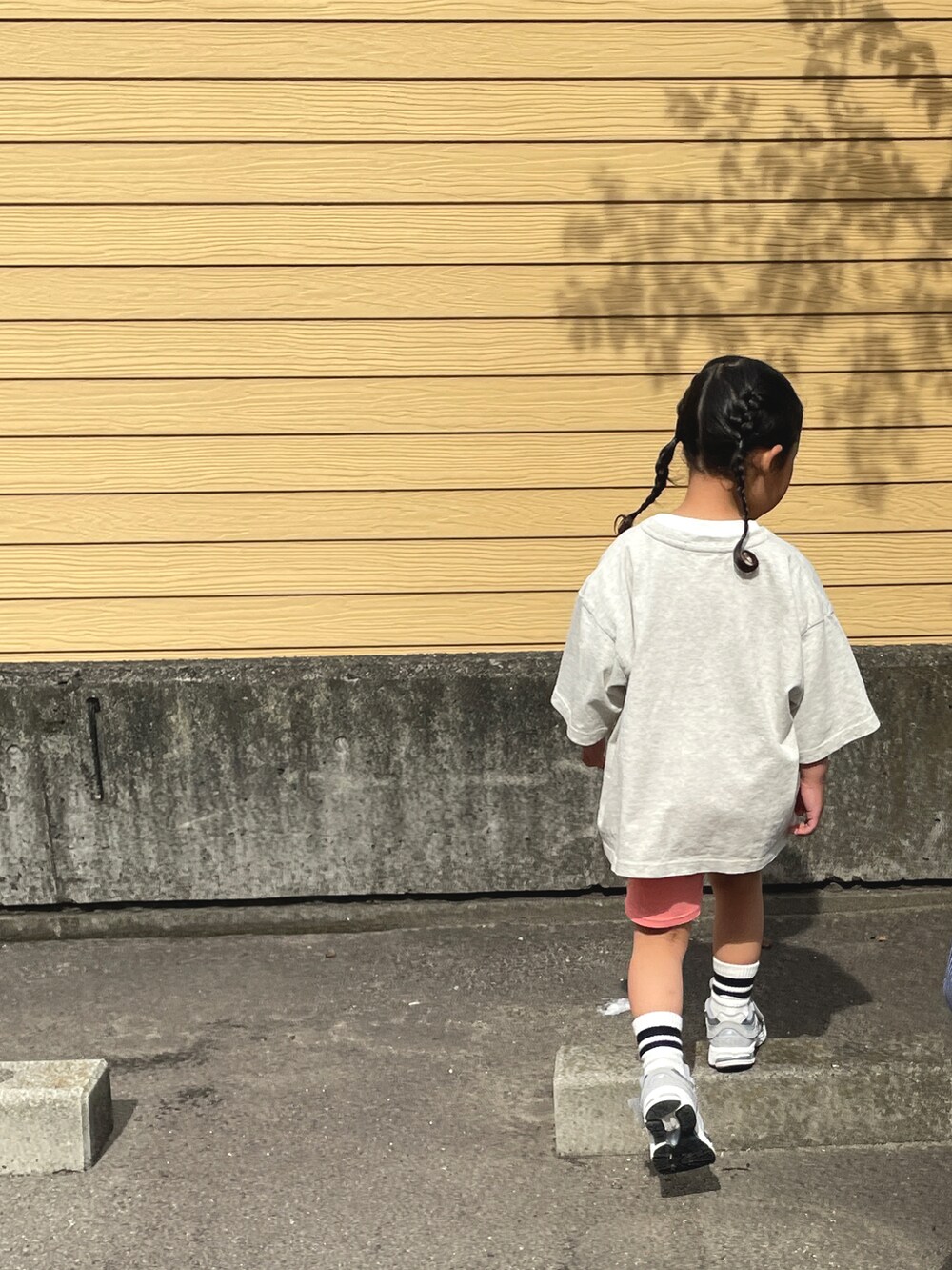 グレー系のスニーカー、グレー系のTシャツ/カットソー、ピンク系のレギンス/スパッツを着用したキッズの春コーディネートの5枚目の写真