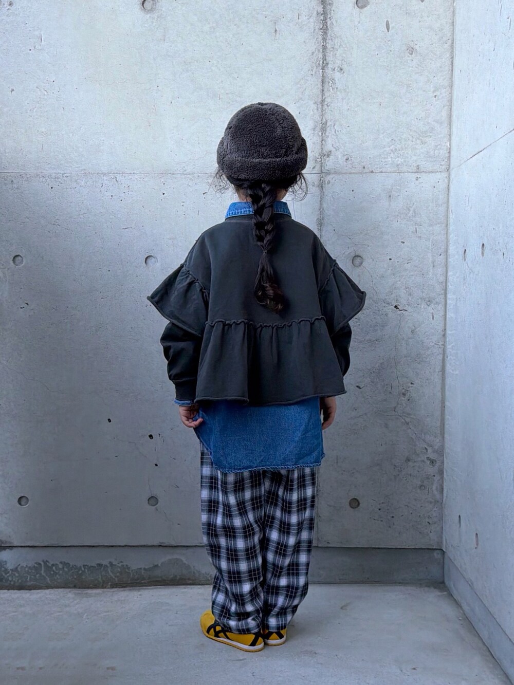 ブルー系のシャツ/ブラウス、グレー系のTシャツ/カットソー、イエロー系のスニーカーを着用したキッズの秋コーディネートの4枚目の写真